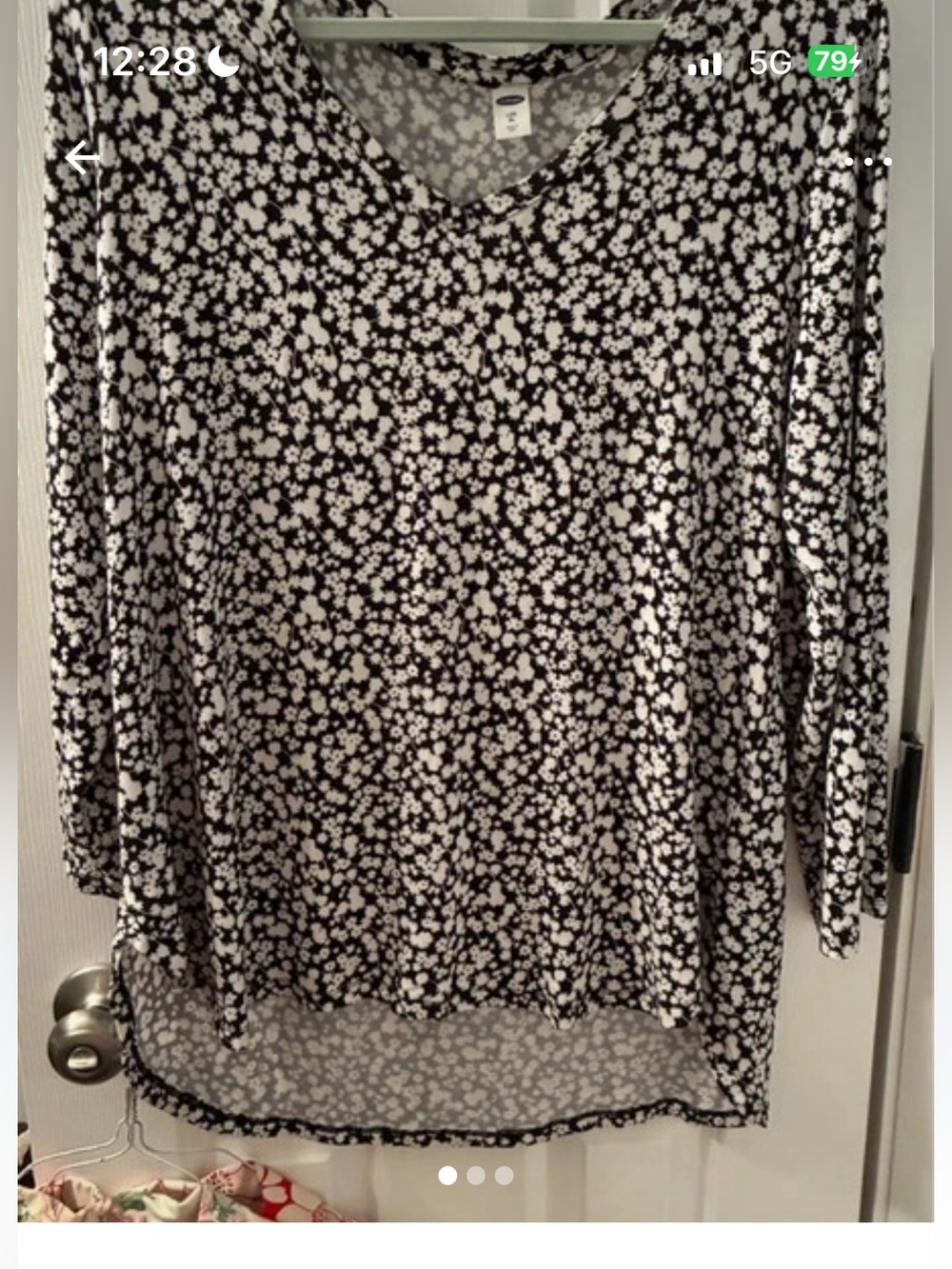 Old Navy luxe navy and White Floral V-Neck Long Sleeve Top